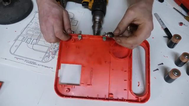 LOOKMUMNOCOMPUTER’s Circuit Bent Spectacle: Speak and Spell of the Underground