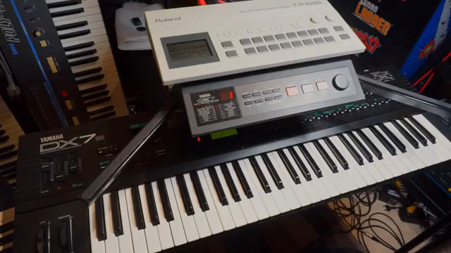By putting the MIDI out of the QX7 into the MIDI in of the Roland 626 I can externally sync that to the QX7 of course.