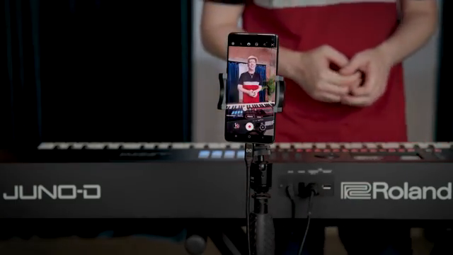 This lets you seamlessly connect to your smartphone, tablet, PC, or Mac via USB-C.