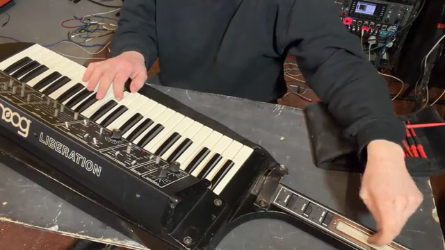 LOOK MUM NO COMPUTER Hacks a Moog Keytar: Aussie-Style Mayhem Meets Synth Wizardry