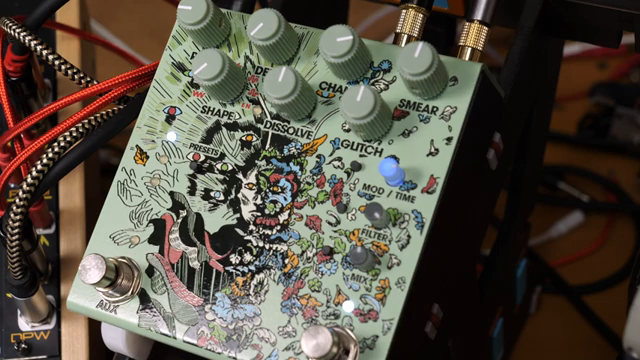 The glitch knob is is what throws itself upon those delays in order to move it about in both timing and also in pitch.