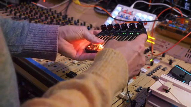 Combined with the six modulation points, you get a lot of expression of this instrument that go way beyond a kalimba.